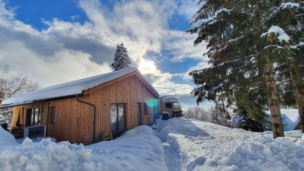 Holzhaus für 100.000 € im Schnee