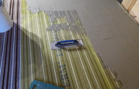 Zu sehen ist das Lithotherm Glasgewebe welches auf den Lithotherm Formplatten mit Flexkleber fixiert wird