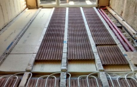 zu sehen ist die lithotherm fußbodneheizung die zwischeneiner vorhandenen balkenlage verlegt wurde