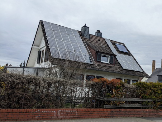 Zu sehen ist ein Haus, das neben einer Photovoltaikanlage auch eine Solarthermie Anlage auf dem Dach installiert hat.