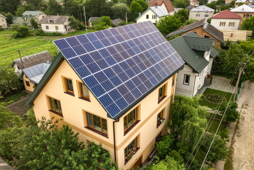 Haus mit Photovoltaikanlage auf dem Dach