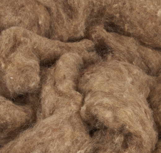 Schafwolle: Schafwolle ist ein nachhaltiger Dämmstoff, der aus recycelten Schafwollfasern hergestellt wird. Sie ist schimmelresistent und schalldämmend.
