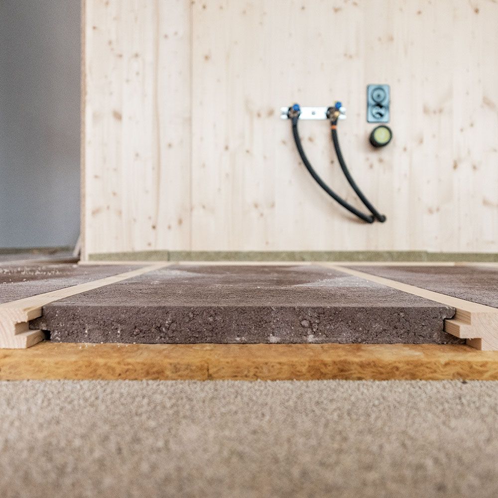Zu sehen ist der Trockenestrich LW 86 verlegt auf einer Holzweichfaserplatte und Kalksplittschüttung