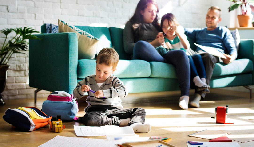 zu sehen ist eine glückliche familie in ihrem wohnzimmer