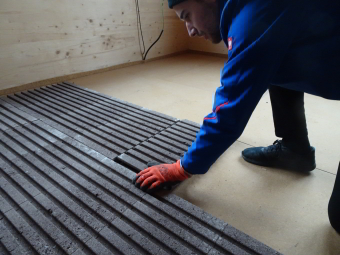 einfaches verlegen_340 ein handwerker verlegt die lithotherm formplatten schwimmend