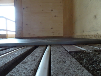 fliese auf formplatte_340 zu sehen ist eine schwimmend verlegt fliese auf dem lithotherm system