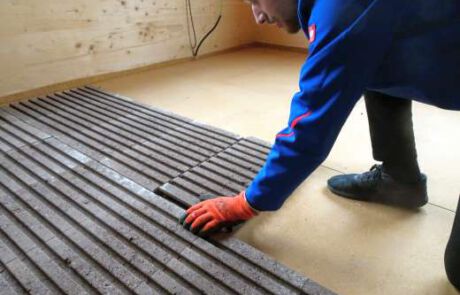 Die Lithotherm Formplatten werden in Trockenbauweise schwimmend verlegt. Das einzigartige Nut- und Federsystem gewährleistet die nötige Stabilität.