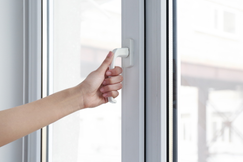 Der Austaausch alter Fenster und Türen gegen moderne und energieeffiziente Modelle helfen beim einsparen von Heizkosten.