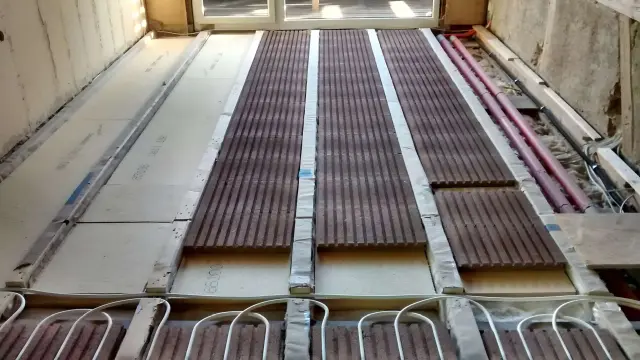 Zu sehen ist die Lithotherm Fußbodenheizung die zwischen einer vorhandenen Balkenlage verlegt wurde.