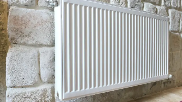 Klassischer Heizkörper in einem Altbau – Herausforderung für eine effiziente Wärmepumpe im Altbau, da höhere Vorlauftemperaturen erforderlich sind.
