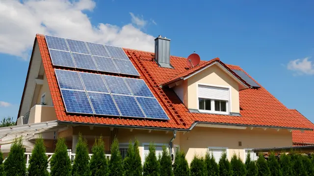Haus mit Photovoltaikanlage zur Eigenstromversorgung einer Wärmepumpe im Altbau – nachhaltige und kostensparende Energiequelle.