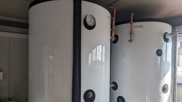 Moderner Pufferspeicher zur Unterstützung einer Wärmepumpe im Altbau – optimiert den Betrieb der Wärmepumpe und reduziert häufiges Takten für eine höhere Effizienz.
