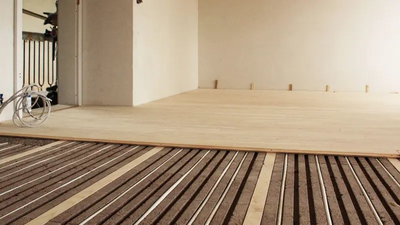 lithotherm-fussbodenheizung-innenausbau Lithotherm Fußbodenheizungssystem, das als effiziente und zeitsparende Lösung für den Innenausbau verlegt wird.