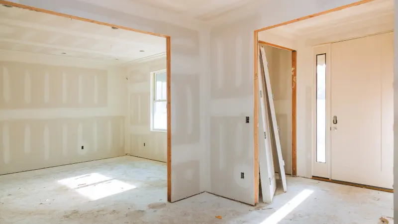 rohbau-innenausbau-beginn Der Innenraum eines Hauses im Rohbau-Zustand, bevor der Innenausbau beginnt.